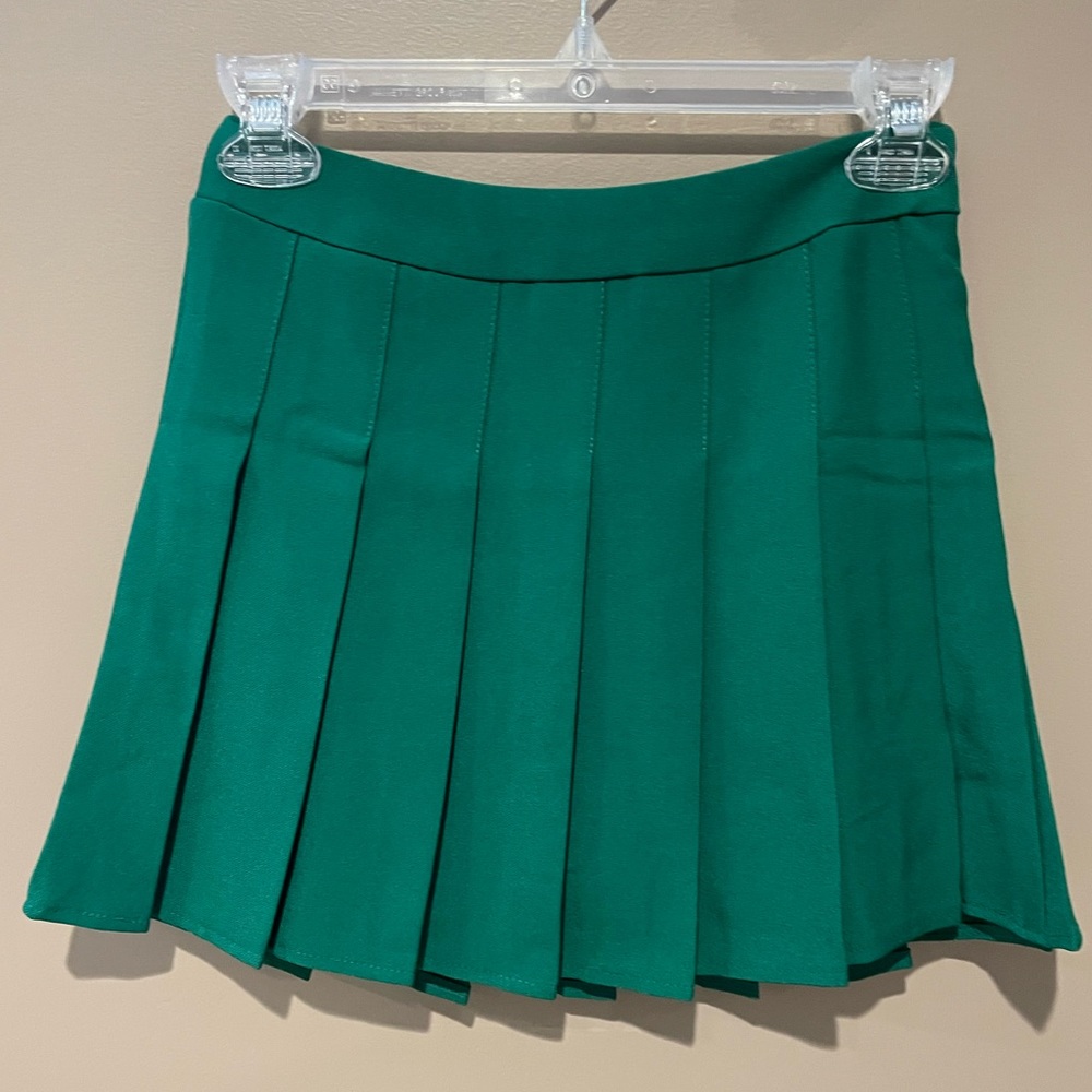 Women’s green pleated skirt. Size xs. Tonchengsd mini skirt NWT